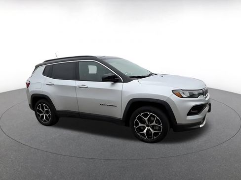 Used 2025 Jeep Compass Limited AWD/4WD image 2