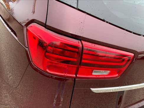 Used 2020 Kia Sedona EX image 28