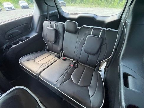 Used 2023 Chrysler Pacifica Limited w/ Uconnect Theater Family Group FWD image 15