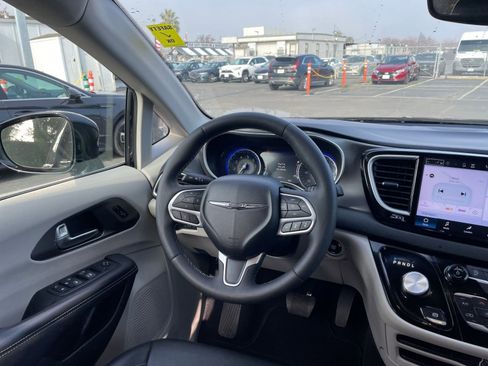 Used 2024 Chrysler Pacifica Touring-L image 37