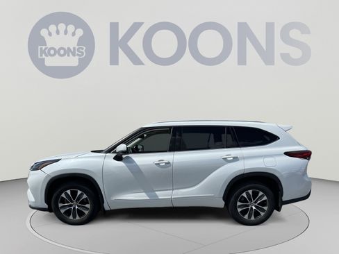 Used 2022 Toyota Highlander XLE w/ Protection Package #3 (TMS) AWD/4WD image 2