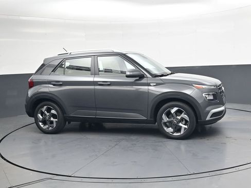 Used 2025 Hyundai Venue SEL image 3