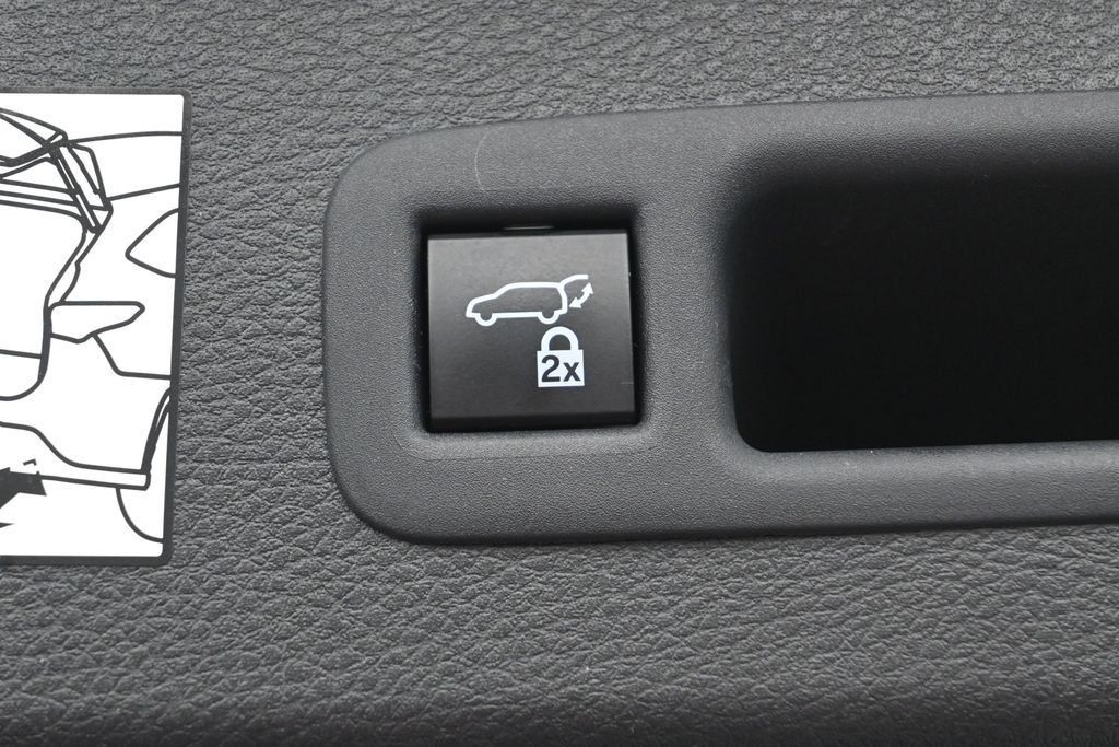 Used 2024 Toyota Sienna Platinum AWD/4WD image 33