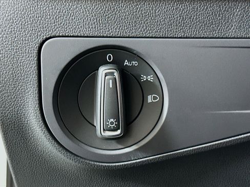 Used 2024 Volkswagen Tiguan SE image 17