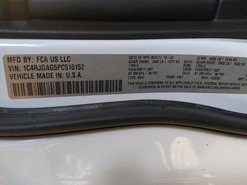 Used 2023 Jeep Grand Cherokee Laredo RWD image 33