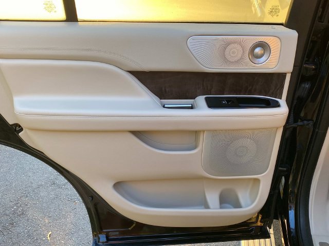 Used 2020 Lincoln Navigator Reserve w/ Luxury Package AWD/4WD image 11