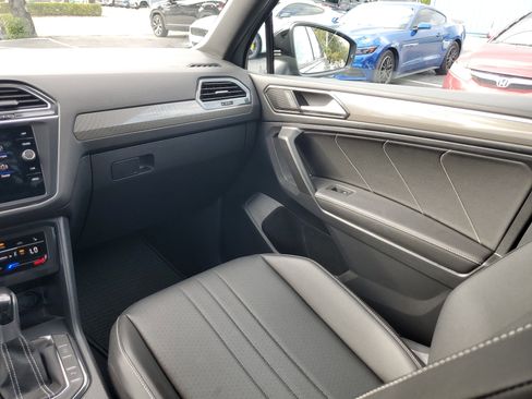 Used 2022 Volkswagen Tiguan SE R-Line image 15