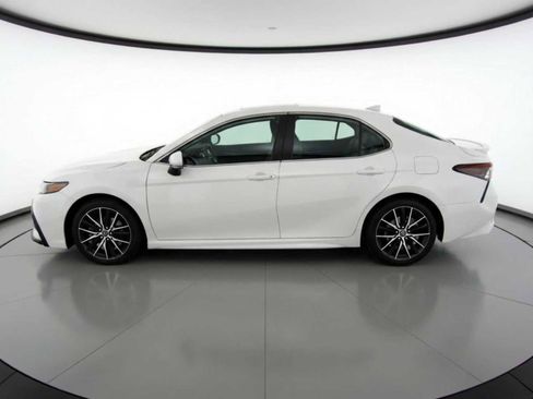 Used 2023 Toyota Camry SE image 5