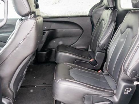 Used 2023 Chrysler Pacifica Touring-L w/ S Appearance Package image 13