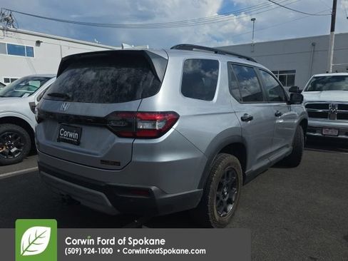 Used 2025 Honda Pilot TrailSport image 4