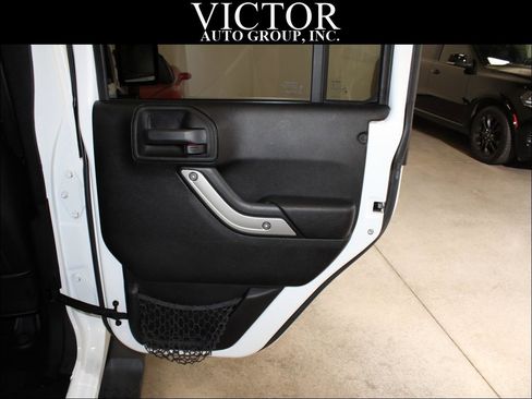 Used 2015 Jeep Wrangler Unlimited Sahara w/ Connectivity Group AWD/4WD image 29