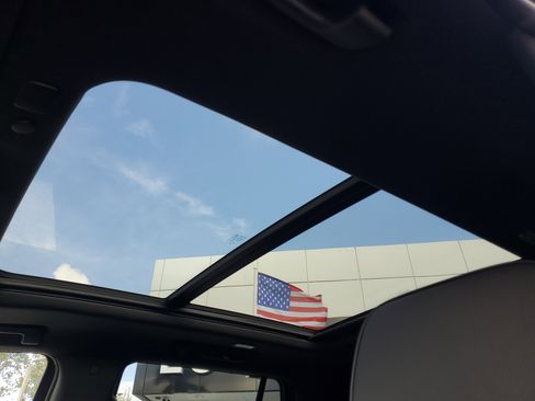 Used 2023 GMC Yukon Denali w/ Advanced Technology Package image 12