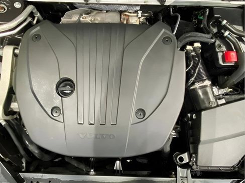 Used 2022 Volvo XC60 B5 Momentum w/ Climate Package image 27