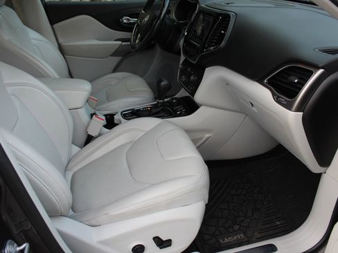 Used 2019 Jeep Cherokee Limited image 17