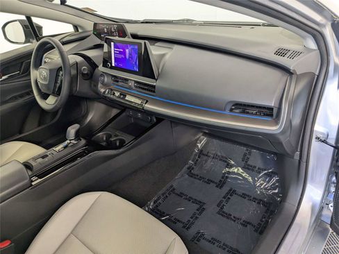 Used 2023 Toyota Prius XLE FWD image 32
