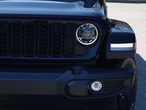 Used 2025 Jeep Gladiator Sport AWD/4WD image 16