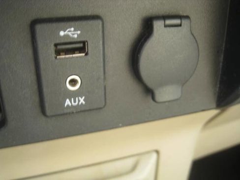 Used 2017 Nissan Titan SV image 29