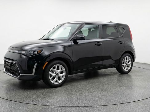 Used 2025 Kia Soul LX w/ LX Technology Package image 3