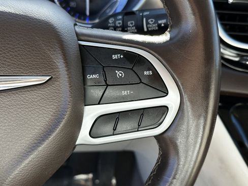 Used 2018 Chrysler Pacifica Touring-L FWD image 27