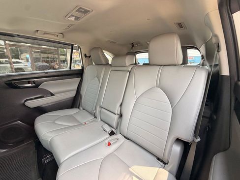 Used 2021 Toyota Highlander XLE AWD/4WD image 19