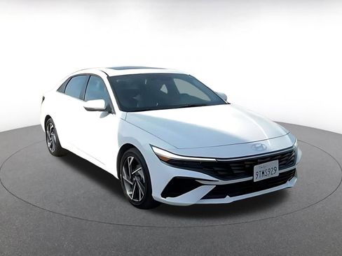 Used 2025 Hyundai Elantra Limited image 3