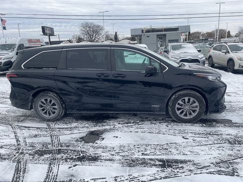 Certified 2021 Toyota Sienna LE image 4