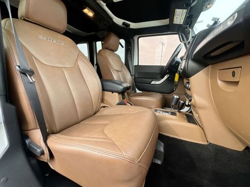 Used 2017 Jeep Wrangler Unlimited Sahara w/ Connectivity Group image 21