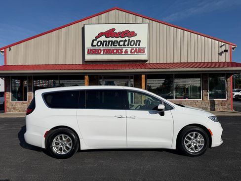Used 2023 Chrysler Pacifica Touring-L FWD image 3