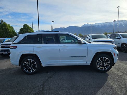 Used 2023 Jeep Grand Cherokee Overland w/ Luxury Tech Group IV AWD/4WD image 2