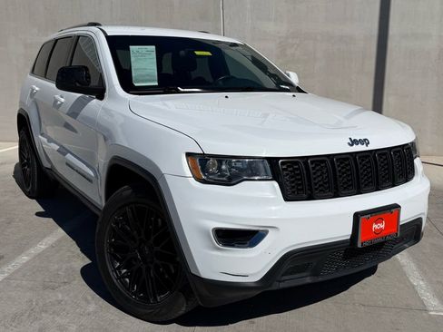 Used 2021 Jeep Grand Cherokee Laredo image 1