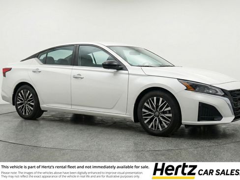 Used 2025 Nissan Altima 2.5 SV image 1