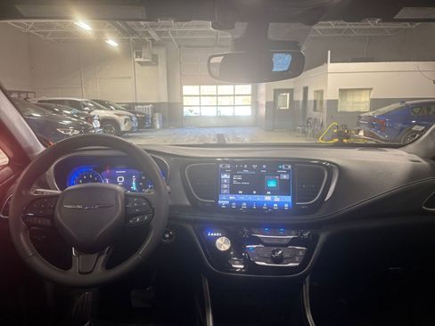Used 2025 Chrysler Pacifica Limited image 35