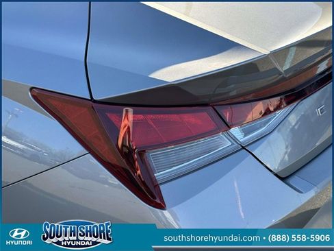 Certified 2021 Hyundai Elantra SE image 12