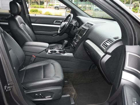 Used 2017 Ford Explorer XLT w/ Equipment Group 202A FWD image 20
