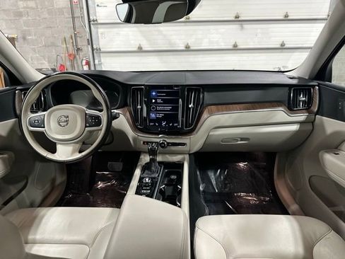 Used 2021 Volvo XC60 T6 Momentum AWD/4WD image 18