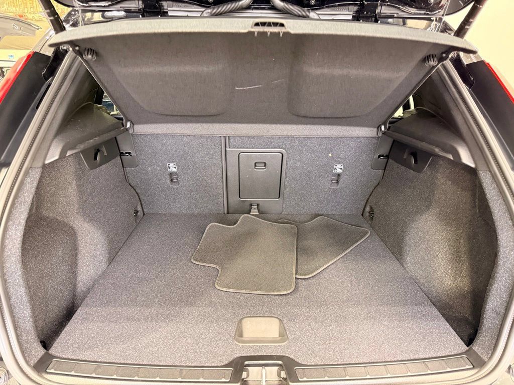 Used 2026 Volvo XC40 B5 Core AWD/4WD image 23