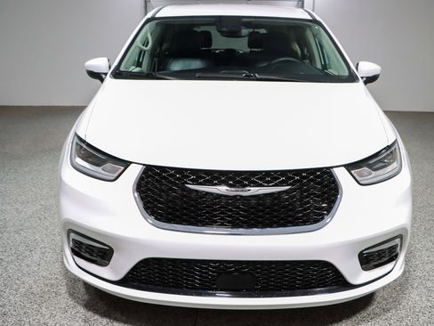 Used 2023 Chrysler Pacifica Touring-L FWD image 4