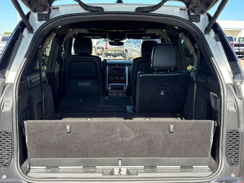 Used 2017 Land Rover Discovery HSE image 30