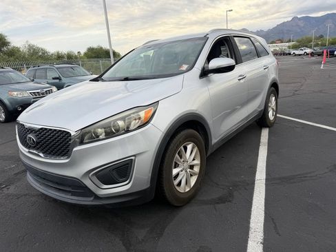 Used 2017 Kia Sorento FWD image 3