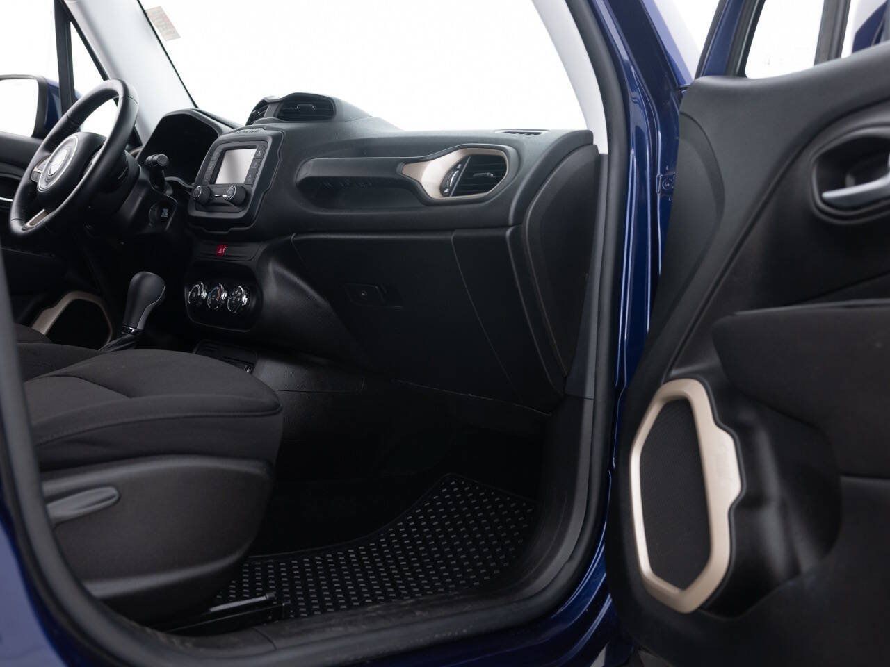Used 2016 Jeep Renegade Latitude FWD image 30