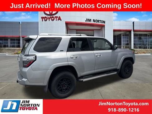 Used 2015 Toyota 4Runner SR5 AWD/4WD image 3