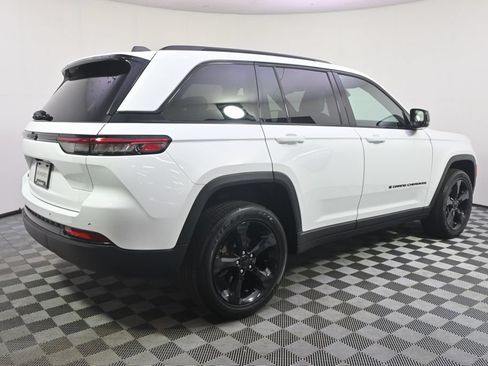 Used 2023 Jeep Grand Cherokee Altitude AWD/4WD image 7