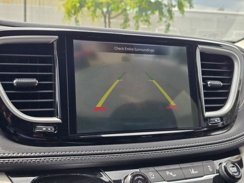 Used 2023 Chrysler Pacifica Touring-L FWD image 21