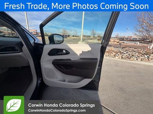 Used 2021 Chrysler Pacifica Touring-L image 16