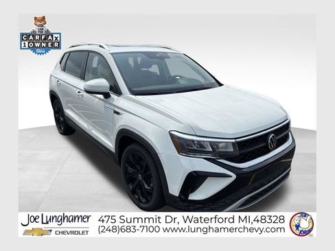 Used 2022 Volkswagen Taos SE w/ Panoramic Sunroof Package AWD/4WD image 1
