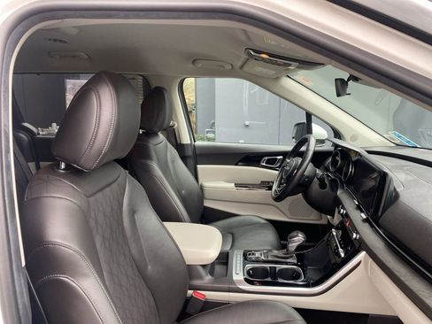 Certified 2023 Kia Carnival EX image 17