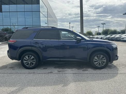 Used 2025 Nissan Pathfinder SV FWD image 5