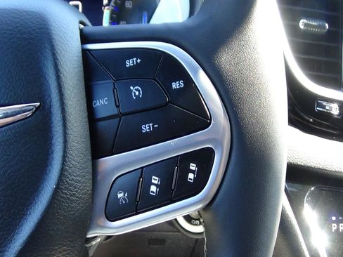 Certified 2025 Chrysler Pacifica Select FWD image 24