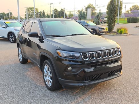 Used 2023 Jeep Compass Latitude AWD/4WD image 9
