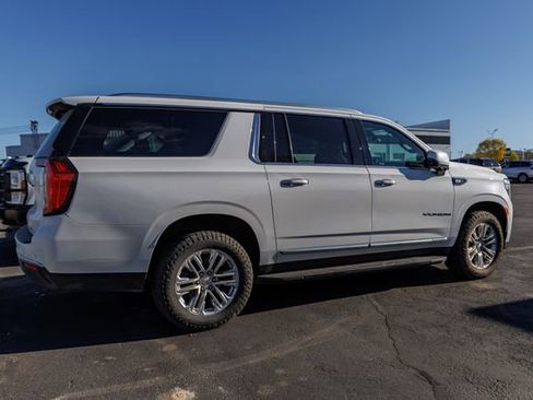 Used 2022 GMC Yukon XL SLT w/ SLT Premium Package image 3
